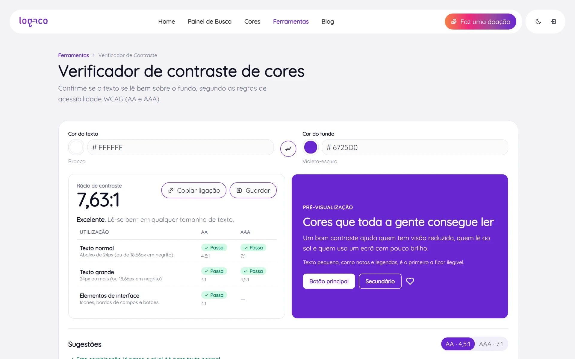 Verificador de contraste com texto branco sobre violeta: o rácio 7,63:1, a tabela AA e AAA com Passa em todas as linhas e a pré-visualização com as duas cores